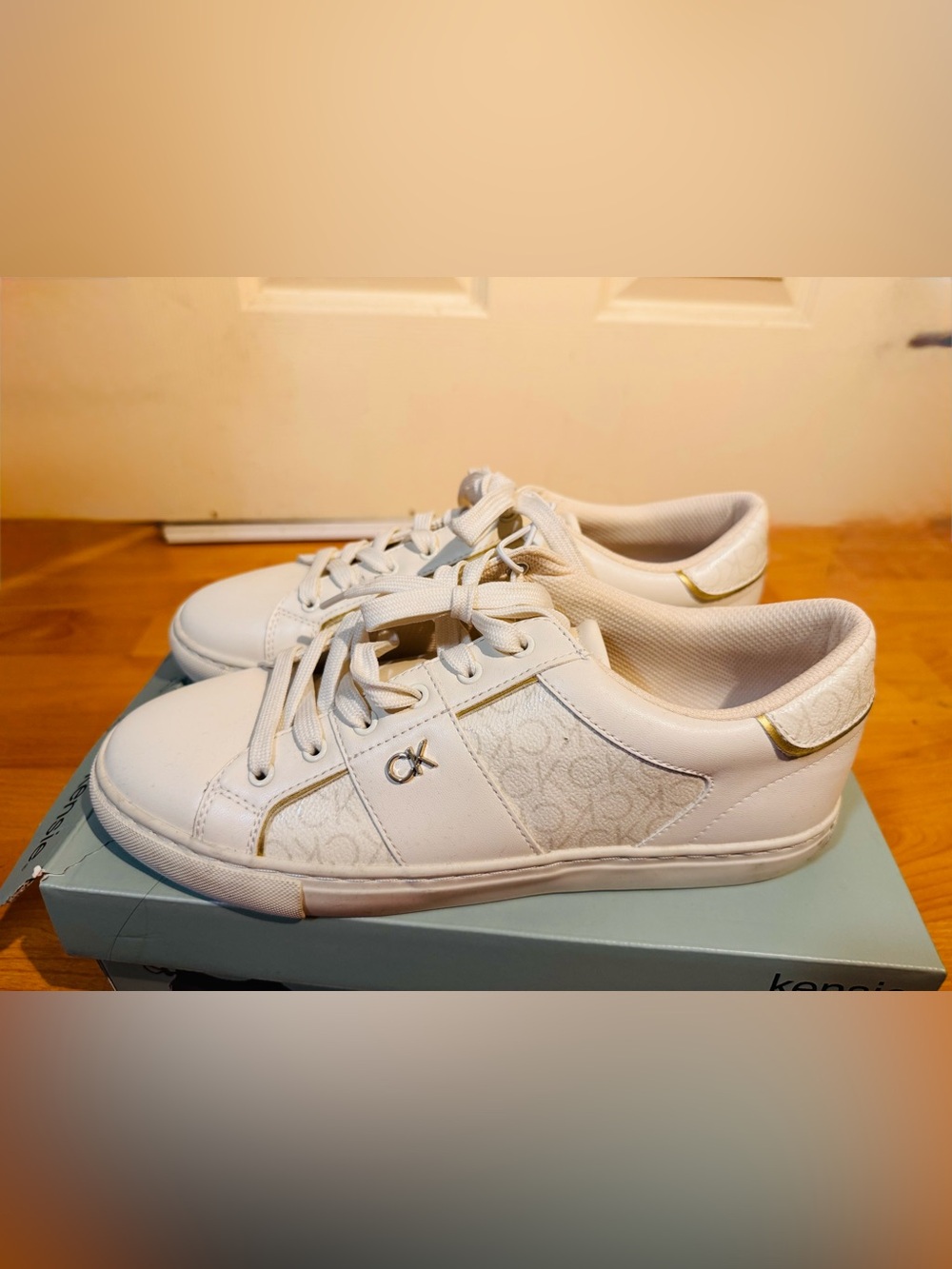 Calvin Klein Cream and White Low-Top Lace-Up Sneakers size 11